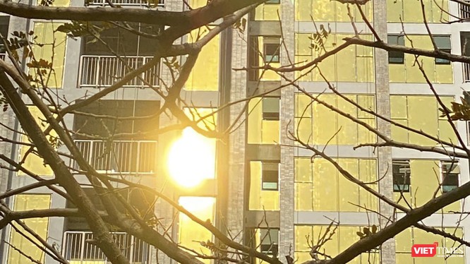 Ánh mặt trời phản quang từ Tổ hợp khách sạn và căn hộ PA Tower trên đường Như Nguyệt gây chói đối với khu dân cư lân cận