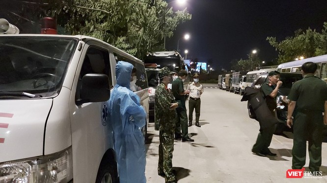 Lực lượng y tế đón, cách ly đoàn công dân từ nước ngoài về tại sân bay Đà Nẵng