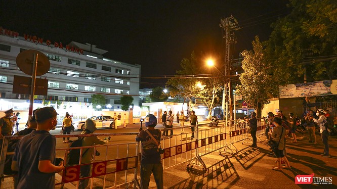 Hệ thống rào chắn phong tỏa các tuyến đường dẫn vào 3 bệnh viện đã được lắp dựng trong đêm.