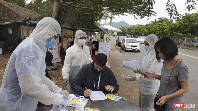 Lực lượng y tế tại các chốt kiểm soát dịch COVID-19 trên địa bàn Đà Nẵng