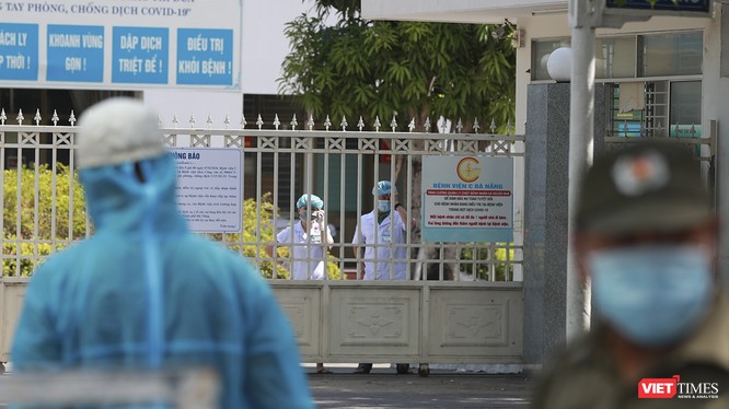 Các y bác sĩ tại chốt cách ly Bệnh viện C Đà Nẵng