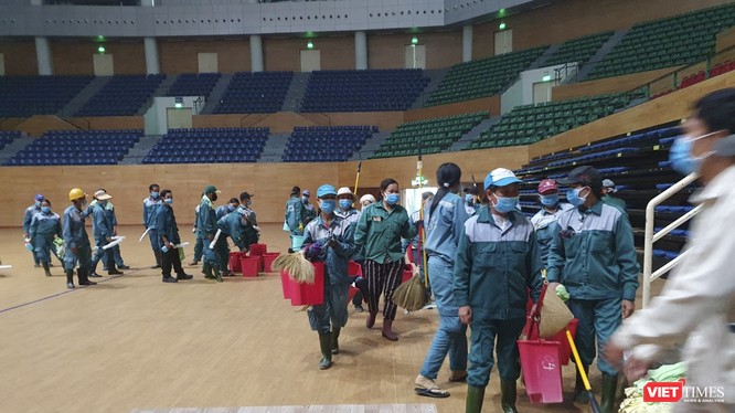 Công nhân có mặt tại Cung thể thao Tiên Sơn để bắt đầu xây dựng bệnh viện dã chiến