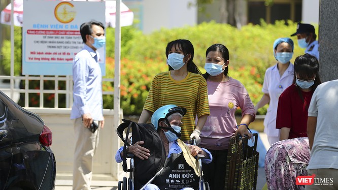 Các bệnh nhân điều trị tại Bệnh viện C Đà Nẵng xuất viện trong sáng ngày 8/8, khi bệnh viện được dỡ bệnh phong tỏa