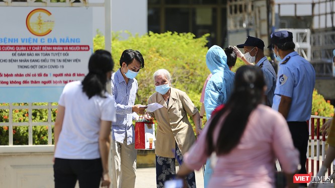Bânhj nhân điều trị tại Bệnh C Đà Nẵng xuất viện sau lệnh dỡ bỏ phong tỏa đối với bệnh viện này