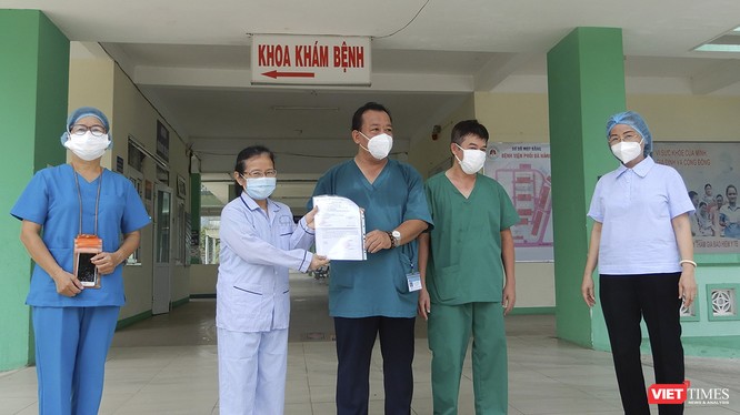 Bệnh nhân mắc COVID-19 thứ 445 điều trị tại Bệnh viện Phổi Đà Nẵng trong buổi xuất viện sáng 12/8.