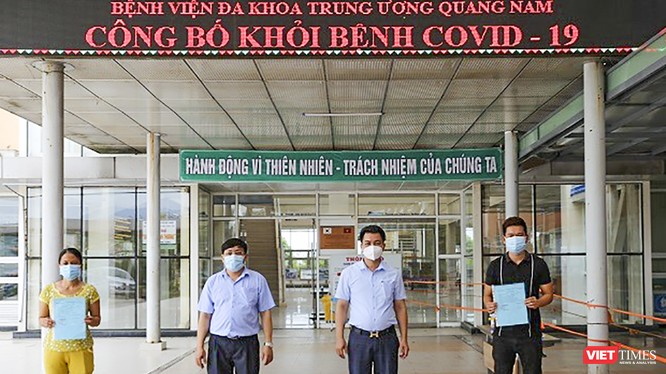 Các bệnh nhân mắc COVID-19 thứ 716 và 719 ở Quảng Nam tại buổi xuất viện