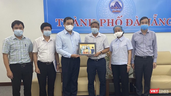 ông Huỳnh Đức Thơ - Chủ tịch UBND TP Đà Nẵng trao quà lưu niệm cho Thứ trưởng Nguyễn Trường Sơn và Bộ phận Thường trực đặc biệt của Bộ Y tế tại Đà Nẵng