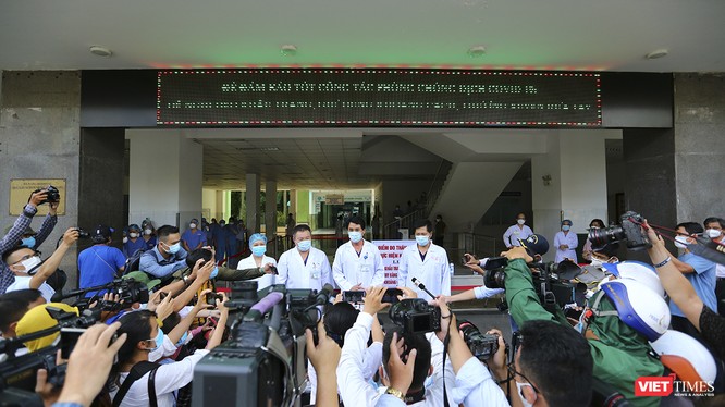 Bác sĩ T.S Lê Đức Nhân – Giám đốc Bệnh viện Đà Nẵng trả lời phỏng vấn báo chí nhân sự kiện Bệnh viện Đà Nẵng dỡ bỏ lệnh phong tỏa