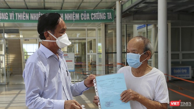 Bệnh nhân 525 (90 tuổi) vừa được Bệnh viện Đa khoa Trung ương Quảng Nam công bố khỏi bệnh và xuất viện