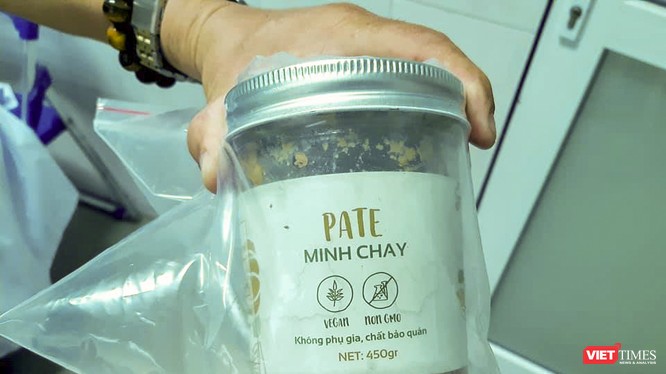 Mẫu sản phẩm pate Minh Chay được ngành y tế Quảng Nam niêm phong, lấy mẫu kiểm nghiệm.