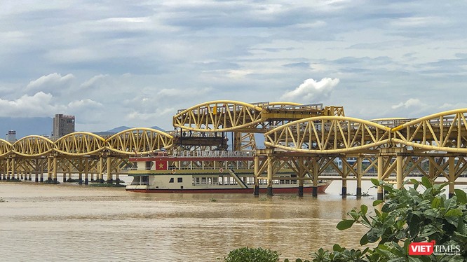 Cầu Nguyễn Văn Trỗi nâng dầm cho tàu thuyền đi qua