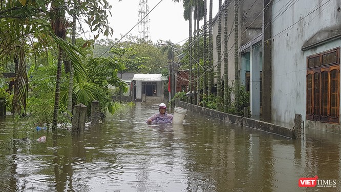 Khu dân cư trên địa bàn huyện Hòa Vang (Đà Nẵng) bị ngập lụt nghiêm trọng do ảnh hưởng của mưa lũ suốt tuần qua