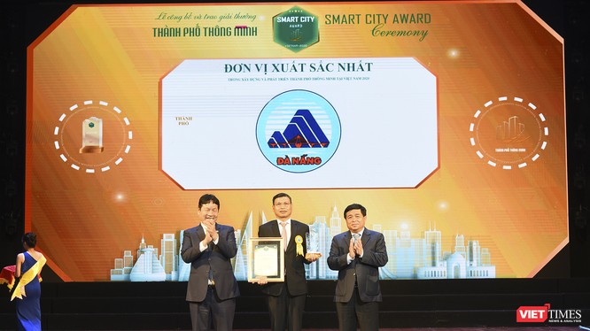 Ông Hồ Kỳ Minh - Phó Chủ tịch UBND TP Đà Nẵng (giữa) nhận giải thưởng “TP thông minh Việt Nam 2020” (Vietnam Smart City Awards 2020) do Hiệp hội Phần mềm và Dịch vụ CNTT Việt Nam trao tặng.