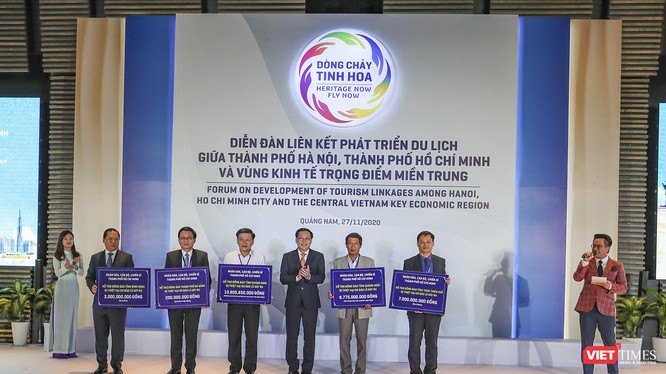 Uỷ ban MTTQ Việt Nam TP HCM đã trao tặng kinh phí hỗ trợ đồng bào bị thiệt hại do bão lũ ở các tỉnh Quảng Nam, Quảng Ngãi, Thừa Thiên Huế, Bình Định và Đà Nẵng