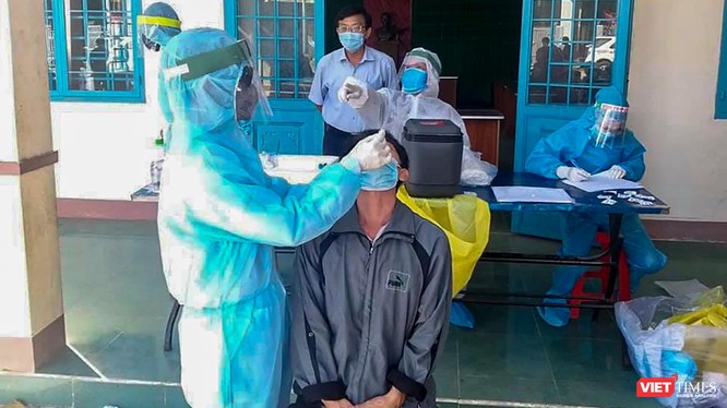 Lực lượng y tế lấy mẫu xét nghiệm SARS-CoV-2 cho người dân Gia Lai (Ảnh: TTGDSK - CDC Gia Lai)