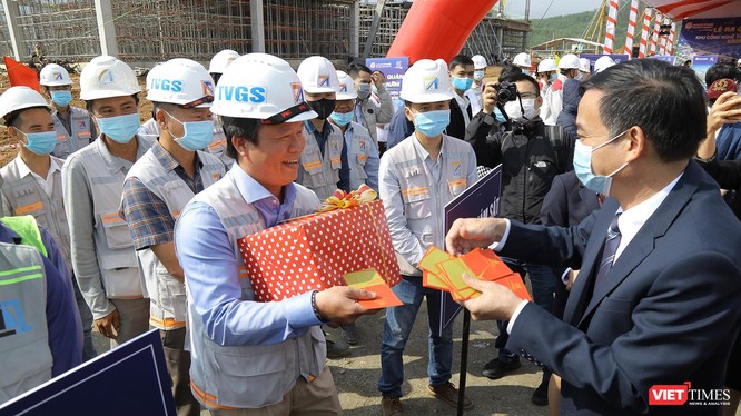 Ông Lê Trung Chinh - Chủ tịch UBND TP Đà Nẵng tặng quà đầu năm cho công nhân trên công trường xây dựng tại Khu Công nghệ thông tin (CNTT) tập trung Đà Nẵng 
