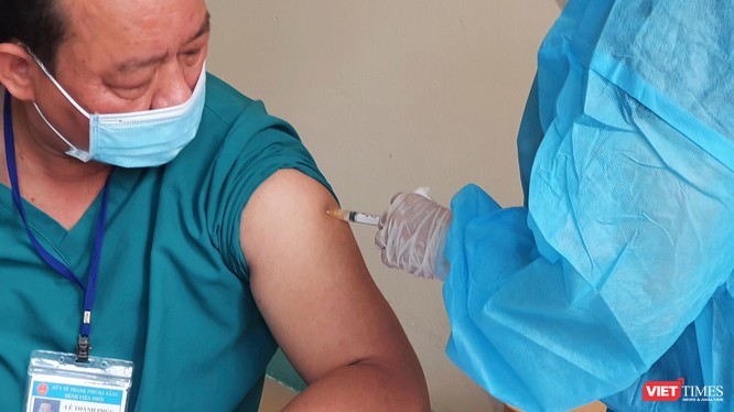 Bác sĩ Lê Thành Phúc - Giám đốc Bệnh viện Phổi Đà Nẵng - được nhân viên y tế tiêm vaccine COVID-19