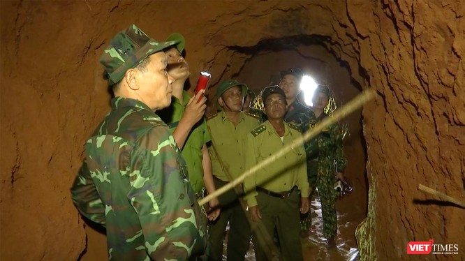 Lực lượng quân đội của Bộ Chỉ huy Quân sự TP Đà Nẵng lên phương án đánh sập các hầm vàng khai thác trái phép (Ảnh Bộ CHQS cung cấp)