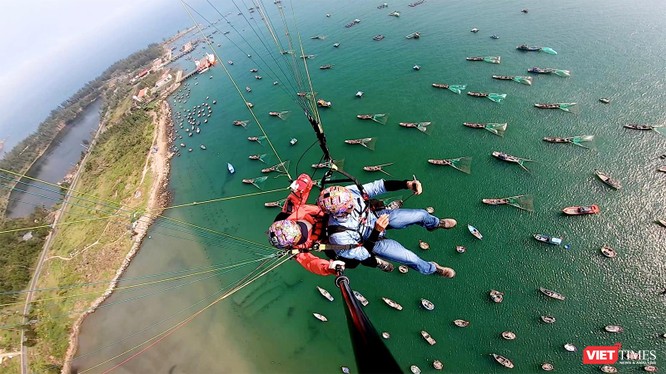 Biển Sơn Trà (Đà Nẵng) nhìn từ dù bay
