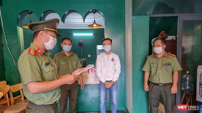 Cơ quan An ninh điều tra - Công an TP Đà Nẵng tống đạt quyết định khởi tố bị can, bắt tạm giam 4 tháng đối với Nguyễn Trần Anh Tuấn (áo trắng)