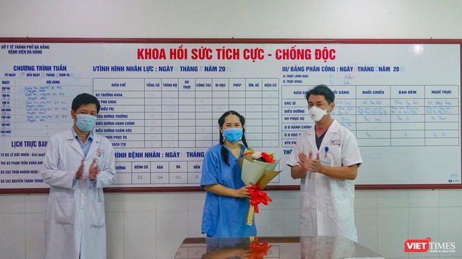 Lãnh đạo Bệnh viện Đà Nẵng tặng hoa cho nữ điều dưỡng bị phản vệ sau tiêm vắc xin COVID-19 trong buổi xuất viện.