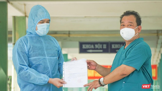 Bệnh nhân mắc COVID-19 BN 2982 đươc Giám đốc Bệnh viện Phổi Đà Nẵng trao giấy chứng nhận xuất viện sau khi điều trị khỏi