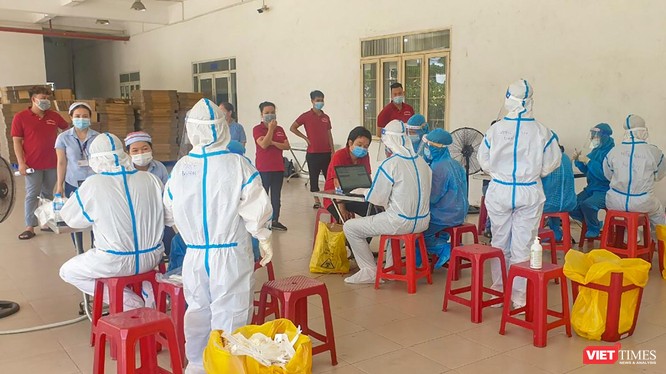 Lực lượng y tế lấy mẫu xét nghiệm SARS-CoV-2 cho công nhân làm việc tại các KCN trên địa bàn TP Đà Nẵng
