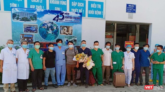 Doàn y bác sĩ của Bệnh viện C Đà Nẵng tại buổi lên đường hỗ trợ Bắc Giang chống dịch COVID-19.