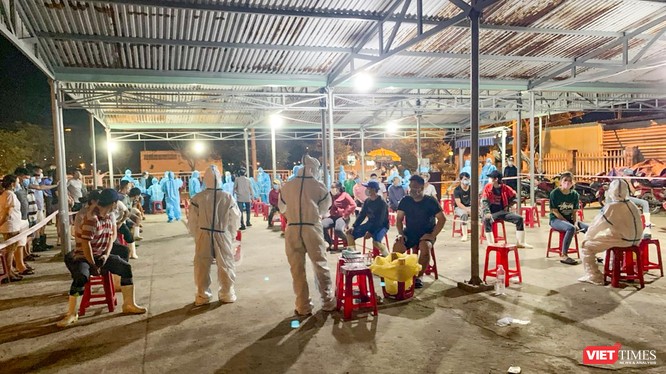 Lực lượng y tế lấy mẫu xét nghiệm COVID-19 đối với người dân tại Đà Nẵng