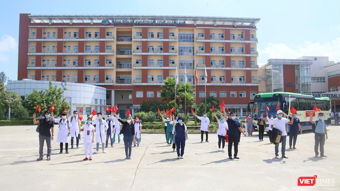 Đoàn y bác sĩ ngành y tế Quảng Nam trong buổi lên đường chi viện cho TP HCM chống dịch COVID-19