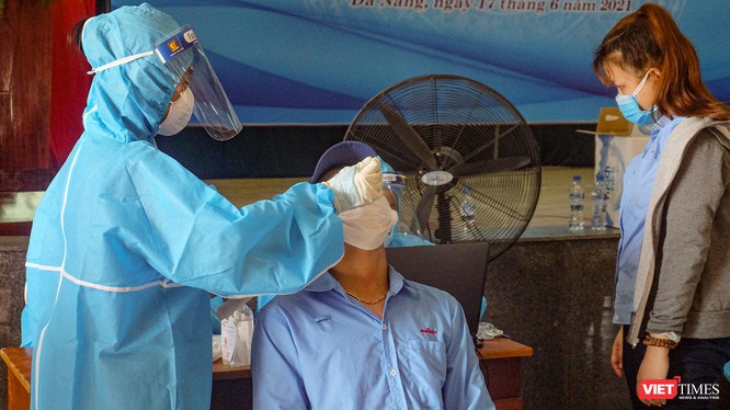 Lực lượng y tế lấy mẫu xét nghiệm COVID-19 cho công nhân Công ty TNHH điện tử Việt Hoa (KCN Hòa Khánh, Đà Nẵng)