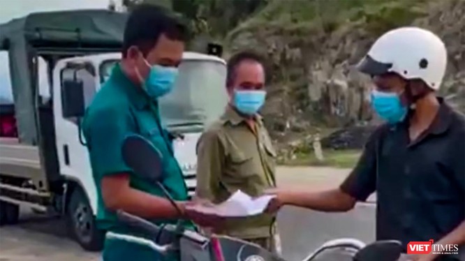 Tổ công tác của UBND phường Vĩnh Hoà kiểm tra và thu giữ giấy tờ, phương tiện của công dân Trần Văn Em (ảnh chụp lại từ clip)