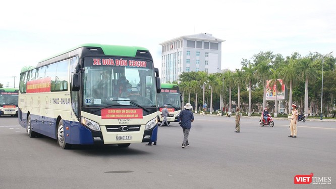Sáng ngày 21/7, đoàn xe từ tỉnh Quảng Nam đi vào TP HCM, đón người dân địa phương có hoàn cảnh khó khăn do dịch COVID-19 về quê đã khởi hành