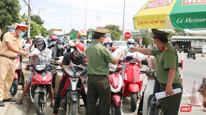 Người dân rời Đà Nẵng trong giai đoạn chuẩn bị áp dụng giãn cách xã hội để phòng, chống dịch COVID-19