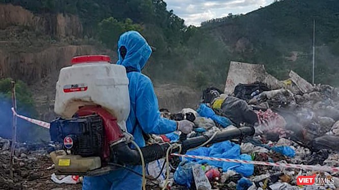 Lực lượng chuyên ngành phun thuốc xử lý số rác thải do xe 29T-6627 đổ ra tại bãi rác Khánh Sơn
