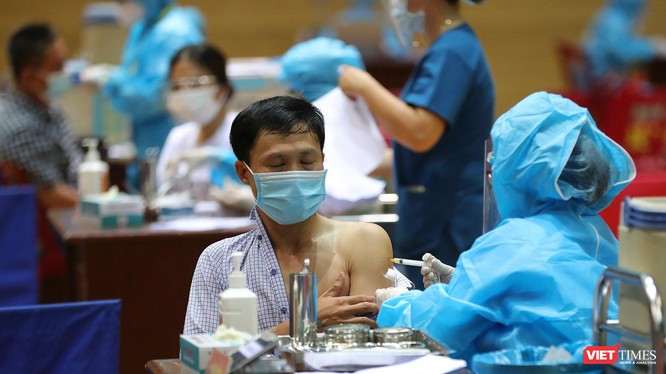 Lực lượng CDC Đà Nẵng tiêm vaccine phòng COVID-19 cho người dân tại cung thể thao Tiên Sơn