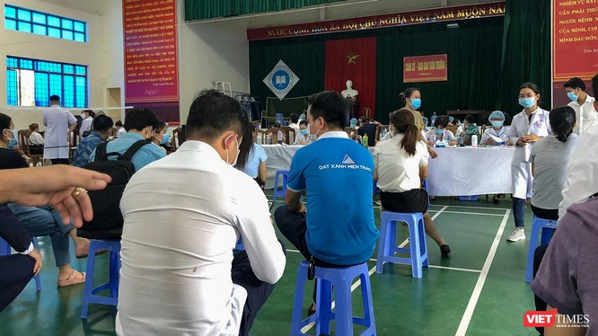 Quang cảnh buổi tiêm vaccine COVID-19 đợt 3 cho các đối tượng ưu tiên tại Quảng Nam
