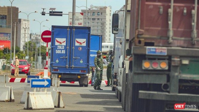 Lực lượng công an, quân đội kiểm soát phương tiện tại chốt kiểm soát ngã tư Ngô Quyền-Nguyễn Công Trứ, quận Sơn Trà, TP Đà Nẵng