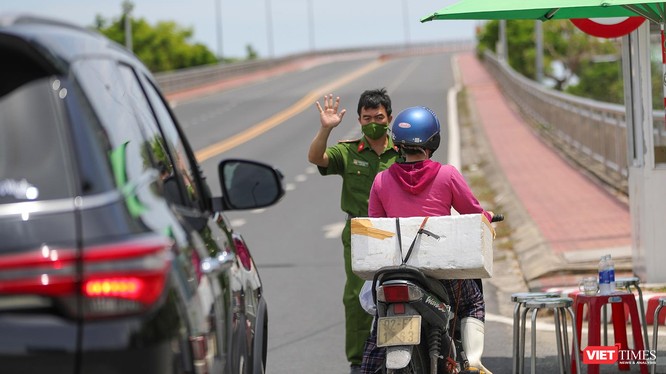 Lực lượng kiểm soát dịch Đà Nẵng hạn chế phương tiện giao thông lưu thông qua cầu Thuận Phước trong thời gian phong toả cứng toàn TP