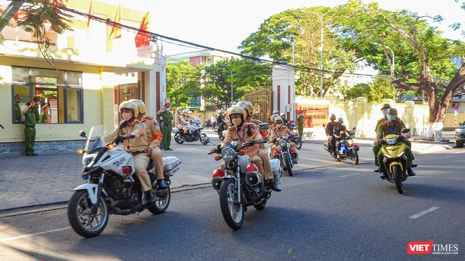 Lực lượng tuần tra kiểm soát Công an TP Đà Nẵng lên đường làm nhiệm vụ giám sát thuân thủ quy định cách ly tuyệt đối của người dân