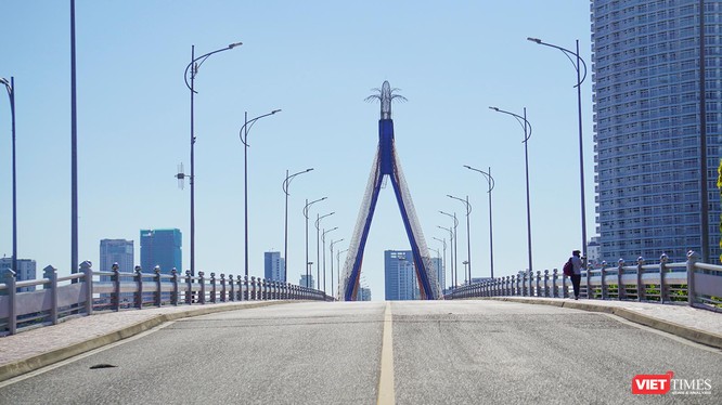 Cầu quay Sông Hàn trong ngày toàn TP Đà Nẵng thực hiện "ai ở đâu ở đó"