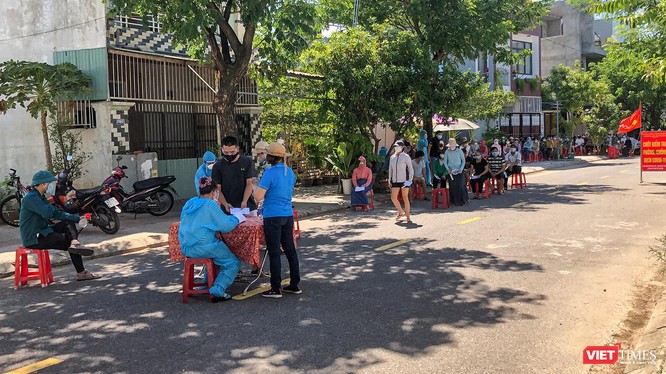 Lực lượng y tế lẫy mẫu xét nghiệm SARS-CoV-2 trong cộng đồng cho người dân Đà Nẵng