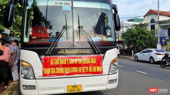 Xe chở đoàn y bác sĩ của Sở Y tế Quảng Ngãi vào TP HCM hỗ trợ các địa phương phía Nam phòng, chống dịch COVID-19.