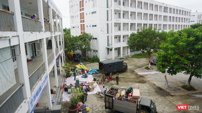 Lực lượng quân đội đang khẩn trương dọn dẹp để chuyển đổi ký túc xá thành bệnh viện dã chiến 2.000 giường ở Đà Nẵng
