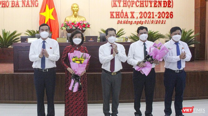 Ông Trần Phước Sơn và bà Ngô Thị Kim Yến được tặng hoa sau khi công bố kết quả bầu chức danh Phó Chủ tịch UBND TP Đà Nẵng tại kỳ họp thứ 3, HĐND TP Đà Nẵng khoá X