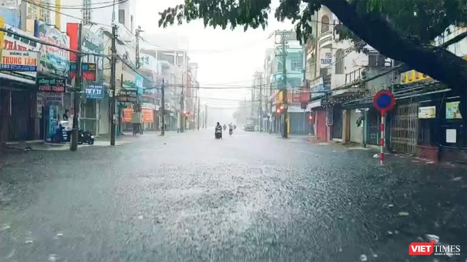 Một góc đường Lý Thái Tổ (quận Hải Châu, TP Đà Nẵng) chìm trong mưa lớn