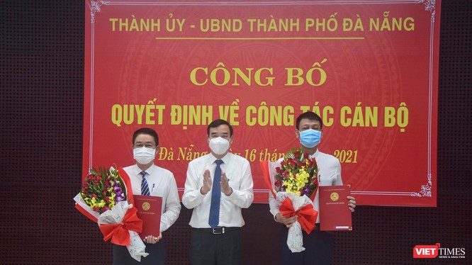 Ông Lê Trung Chinh - Chủ tịch UBND TP Đà Nẵng trao hoa chúc mừng ông Nguyễn Hà Nam (bìa phải) và ông Nguyễn Hà Bắc (bìa trái) nhận nhiệm vụ mới