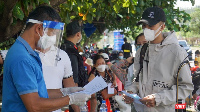 Người dân từ các địa phương làm thủ tục đi vào TP Đà Nẵng tại các chốt kiểm soát phòng dịch COVID-19