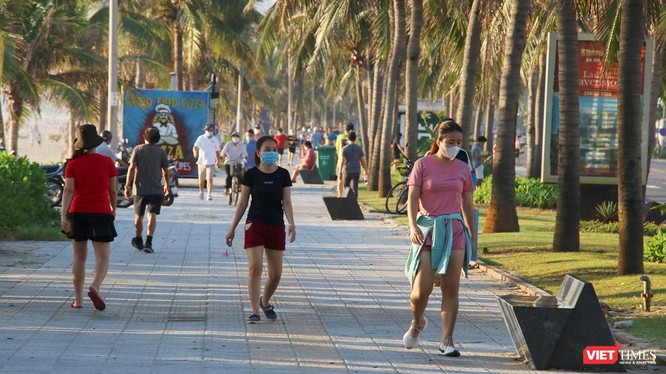 Người dân và du khách ở Đà Nẵng dạo biển sau thời gian dài giãn cách xã hội