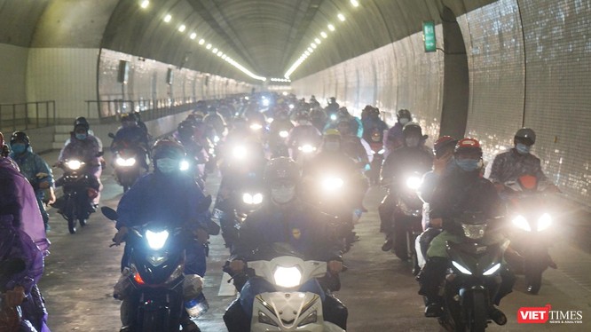 Tối ngày 6/10, hàng ngàn xe máy của người dân từ miền Nam về quê đã được đi trực tiếp qua hầm Hải Vân